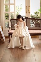 فستان قصير بشك يدوي و بقصة اكمام مفصوله