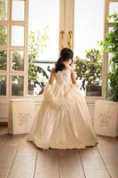 فستان قصير بشك يدوي و بقصة اكمام مفصوله