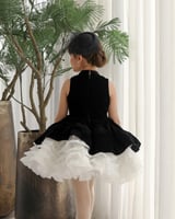 فستان مخمل اسود بطبقات اوف وايت