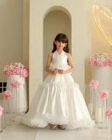 فستان طويل بأطراف كشكش رقيقه