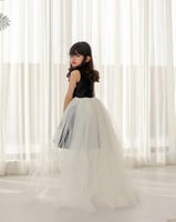 فستان اسود ناعم بذيل مفصول