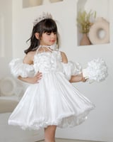 فستان ابيض انيق بوردات ع الصدر واكمام