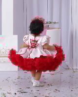 فستان الفراشات الوردي بكشكش احمر، الرجاء التأكد من...