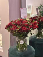 فازة ورد احمر