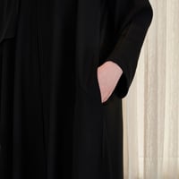 عباية كتف ربع كلوش مفتوحه بطقطق(قماش الرزه)