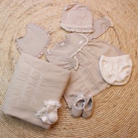 طقم كلاسيكي بناتي لحديثي الولادة 7 قطع