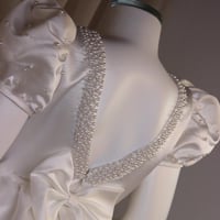 فستان بناتي بذيل مزين باللولو