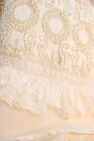 طقم مواليد دانتيل ذهبي بأطراف مكشكشة