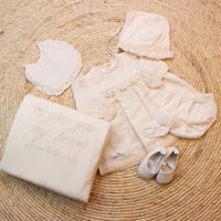 طقم كلاسيكي بناتي لحديثي الولادة 7 قطع