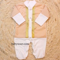 ثوب مواليد مزين بخيط القصب الذهبي