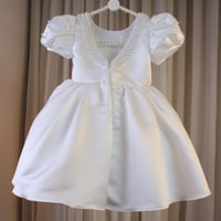 فستان بناتي بذيل مزين باللولو