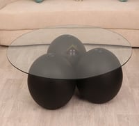 طاولة شكل كره رخام صناعي لون اسود سطح زجاج شفاف