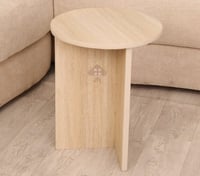 طاولة خدمة خشب شبيه الترافنتينو سطح دائري لون بيج