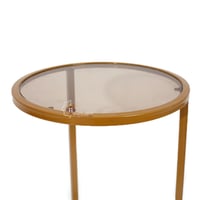 طاولة خدمة شكل دائري لون ذهبي وسطح زجاج لون بني