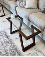 طاولة خدمة خشب سنديان لون بني سطح زجاج لون شفاف