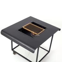 منقل شوي قاعدة حديد لون أسود مع كفرات