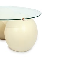 طاولة تقديم رخام صناعي خشن بشكل كرة لون بيج سطح زج...