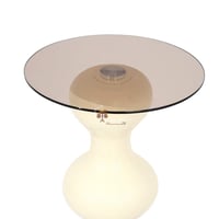 طاولة خدمة رخام صناعي لون بيج ملمس خشن وسطح زجاج ل...