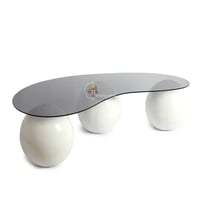 طاولة تقديم فوق كور من الرخام الصناعي لون أبيض ناع...