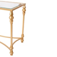 طاولة جانبية قواعد حديد لون ذهبي وسطح زجاج شفاف