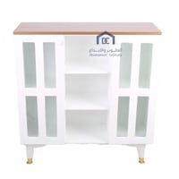 ركن قهوه لون ابيض وسطح لون بني مع بابين