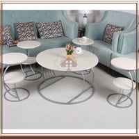 طقم طاولات لون فضي مع 4 طاولات صغيرة خدمة بسطح خشب...