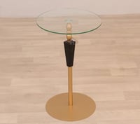 طاولة خدمة القاعدة حديد ذهبي والسطح زجاج شفاف تصمي...