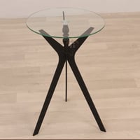 طاولة خدمة القاعدة حديد لون أسود والسطح زجاج شفاف