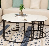 طقم طاوله حبتين مصنوعة من الحديد وسطح خشب شبيه الر...