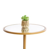 طاولة جانبية قاعدة حديد لون ذهبي والسطح مرايا