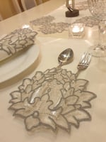 مفرش دانتيل رمادي