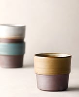 فنجان فخاري يدوي على الطراز الشرقي العتيق