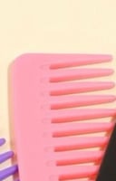 مشط بلاستيك كبير متباعد الاسنان بطرف مثني لتحكم اك...