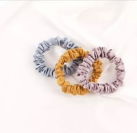 ربطات نحيفه لمسك الشعر ساتان لحماية شعرك بالوان مخ...