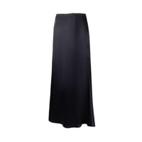 تنورة ساتان بلون اسود