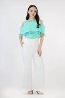 توب باللون السماوي بكتف مكشوف