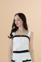 توب أبيض بتفاصيل سوداء