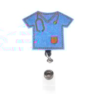 علاقة حامل بطاقات بتصميم بلوزة سكراب مع سماعة طبيب