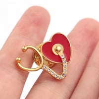 بروش سماعة طبيب على شكل قلب بتصميم طبي أنيق