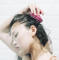 فرشاة شامبو للرأس وردي من بيوفين