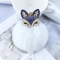 ميدالية كرة الفراء مع تعليقة أكريليك