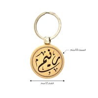 زوج من الميداليات الخشبية مع نقش الاسم بالليزر