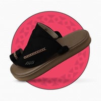 حذاء شرقي مطرز