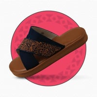 حذاء شرقي مطرز