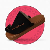 حذاء شرقي مطرز