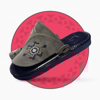 حذاء شرقي مطرز مودرن