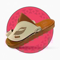 حذاء شرقي مطرز