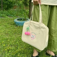 شنطة مع ميدالية كرز