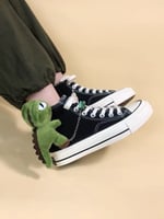 حذاء مع دمية الديناصور