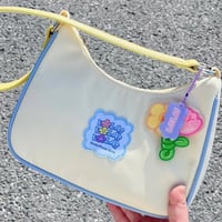 حقيبة مع ميدالية